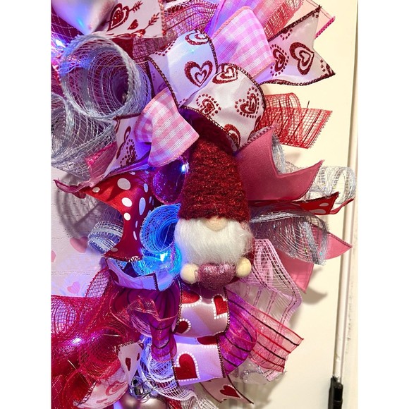 XL Handmade Valentine’s Gnome Hearts Ribbon Prelit Wreath 26 ins LED - Picture 6 of 12